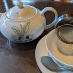紅茶の館 源 - セットに含まれる紅茶(メニューにあるどの紅茶もセットにできます)　ポットで提供されます　なみなみについでも３杯は飲めます