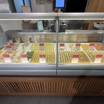 Eataly Torino Lingotto - Girasole と Ravioli は工場生産かな