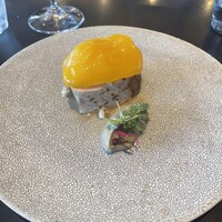 Opuses - お肉。上に載っているのはローストしたパプリカ。ソースも美味