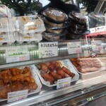 鳥新 本社小売部 - ショーケースの様子。