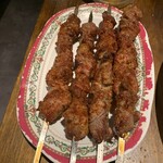 火焔山 新疆・味道 - 羊の串焼き。1本で日本サイズ2本分以上あります。
