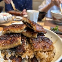 那古野 しば福や 名駅店 - 鰻並丼　4500円　中にも鰻　積み上げるとこんな感じ