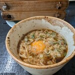 蕎麦舗ふじたや - 濃いめのつゆに生卵