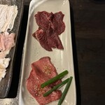 炭火焼肉 焼きしゃぶ にく式 - ⑥上タン ⑦和牛ツラミ