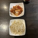 炭火焼肉 焼きしゃぶ にく式 - ①キムチ ②もやしナムル（ハーフ）