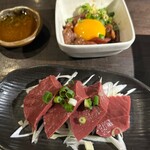 炭火焼肉 焼きしゃぶ にく式 - ハツ刺し、ラムユッケ