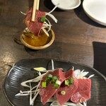 炭火焼肉 焼きしゃぶ にく式 - ③ハツ刺し