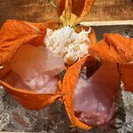 東山 吉寿 - 鬼灯の中には塩締めした鯵の洗い、北海道の毛蟹、昆布と和えた白甘鯛のお刺身