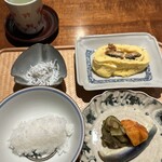 東山 吉寿 - 土鍋ご飯とお供は水茄子と胡瓜と茗荷のお漬物と山芋キムチ、おじゃこで、鰻巻き