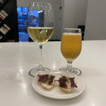 AC Hotel Kuala Lumpur - バーにて白ワインとビール