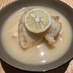 東山 吉寿 - クエの串焼きと京引き湯葉のレモングラス入りの白味噌仕立てのお椀