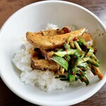 麺屋　たか - ライスに炙りチャーシューと辛ニラ、スープで究極丼の完成です