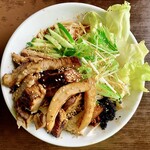 麺屋　たか - 冷製スープにキュウリ、レタス、水菜などが乗っています。