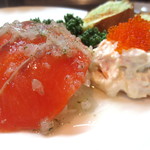 ゴメンネJIRO - （前菜）サーモンのカルパッチョ、トビッコと海老とニンジンのマヨ和え。