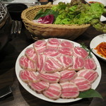 炭火焼肉・韓国料理 KollaBo - 燻製サムギョプサル・セット（包み野菜・特製タレ・ネギサラダ・つけ味噌付き）