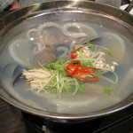 炭火焼肉・韓国料理 KollaBo - ヨンボタン　（活けダコの踊り鍋）