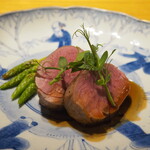 KOTARO Hasegawa DOWNTOWN CUISINE - イベリコ豚のフィレ肉のグリエ　フランス産野生のアスパラガス、ファルシーデュール　紅茶と八角のソース