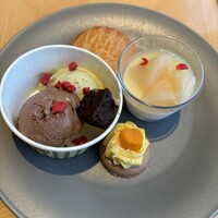 ブッフェアンドカフェ スロープサイドダイナー ザクロ - 