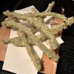 259343307 - このお店のシグネチャーおつまみ、いんげんの天ぷら770円税込み、以下内税表記、常連さんは必ずこれからスタートするようだ。揚げ物だけどすぐ出てくる。サクサクに揚がってビールとの相性抜群。