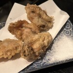 259343316 - 牡蠣の天ぷら1320円、プリプリの大振りな牡蠣が4個、食べ応えあって、これまたビールやサワーとよく合う。