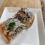 NIKI BAKERY 駒込店 - 断面もモリモリなごぼうヒジキパン最高