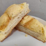 NIKI BAKERY 駒込店 - メロンパンはこんな感じ