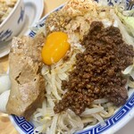 ガジロー - ピリ辛まぜそばの絶品豚肉