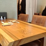 すしやのたい悟 - 店内のテーブル席も２人と、４人、カウンターは７人で我々の持ち帰りで大忙しでした。