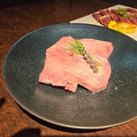 黒毛和牛焼肉 虎斑 北新地店 - 厚切りタン