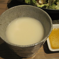 圭 本店 - マッコリ。あっさりし過ぎでアルコールがきつく感じた。自分の好みではない。
