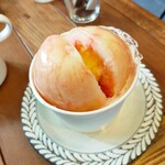 仙寿堂 - 丸ごと桃パフェ　ボトムにザクザク入ってて美味しい♡コップで中見えないんが残念。透明にしたら見た目も可愛くなってもっと売れそう。トレードマークのにこちゃんシール貼るとか…