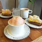 仙寿堂 - ・白桃のタルト650円・丸ごと桃パフェ900円・カフェラテ　500円
