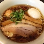 麺やBar 渦 - 醤油 ラーメン 雅 780円、カスタム250円
                                
                                柔らかい醤油の香りに鶏と魚介の出汁が効いて奥深いスープ。
                                炙ったチャーシューも脂がのっていながらしつこさがなく美味い！
                                
                                湘南と言ったらここですね〜