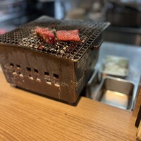 炭火焼肉 肉の匠 ひうち - 焼き網は若干ボコボコ