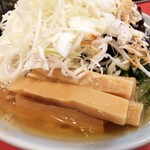 横浜家系ラーメン 黄金家 - アブラ多めコールでのスープ表面。鶏油が良い仕事しています。