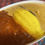 ニュープラシッダ - ２種類カレーライスセット（グリーンカレー＆マトンカレー）　1051円（税込）