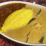 ニュープラシッダ - ２種類カレーライスセット（グリーンカレー＆マトンカレー）　1051円（税込）