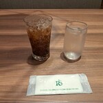ロイヤルホスト ららテラス HARUMI FLAG店 - テーブルの上のお冷とコーラ、お手拭きです。