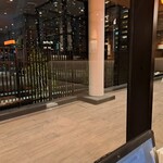 ロイヤルホスト ららテラス HARUMI FLAG店 - 高層マンションの夜景が見える席です。