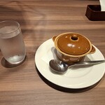 ロイヤルホスト - お冷と、オニオングラタンスープの入った器です。