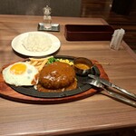 ロイヤルホスト - 黒✕黒ハンバーグの上の目玉焼きを左によけたものに、ブラウンバターソースをかけたものとライスです。