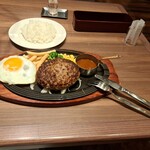 ロイヤルホスト - 黒✕黒ハンバーグの上の目玉焼きを左によけたものと、ライスです。
