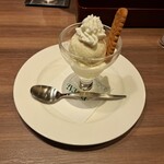 ロイヤルホスト - ダブルチョイスアイスのバニラ・クッキーとホイップクリーム添えです。