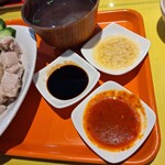 堀内チキンライス - スープ　タレが3種類  醤油  生姜  唐辛子