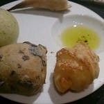 ガストロノミー ジョエル・ロブション - 案の定パンでお腹いっぱいになってしまった。。美味しすぎる。
      オリーブオイルももちろんさりげなく継ぎ足してくれる。