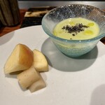 薪炭まだら - 桃とりんごのピクルス、アボカドの冷製スープ