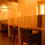 ビストロ ワイン カフェ ハース - おしゃれな糸のカーテンがくつろぎ空間を作り出す