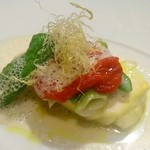 ガストロノミー ジョエル・ロブション - 魚。去年も思ったけど魚と肉自体は普通なのよね。でも薄味で素材の味を楽しめるし見た目が綺麗で美味しかった。