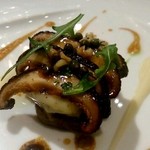 ガストロノミー ジョエル・ロブション - ランチ④アップ。茸と少しスモークされたチーズが美味しくて、お肉との相性もバッチリでした。