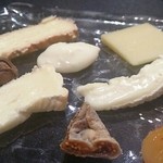 ガストロノミー ジョエル・ロブション - 季節のチーズ盛り合わせ。真ん中のとろっとしたサングレがパンチがあってめーーっちゃ美味しかった！